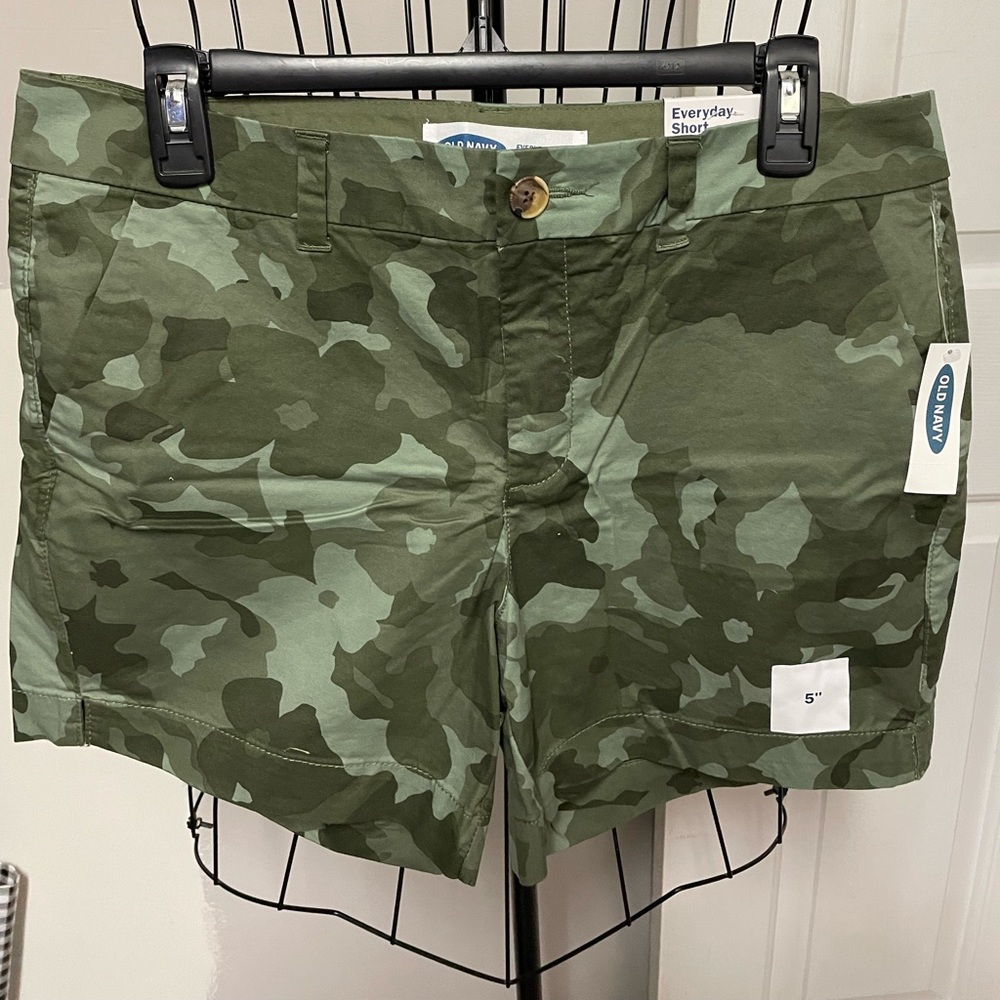 Old Navy Floral Camo Shorts Size 10 NWT